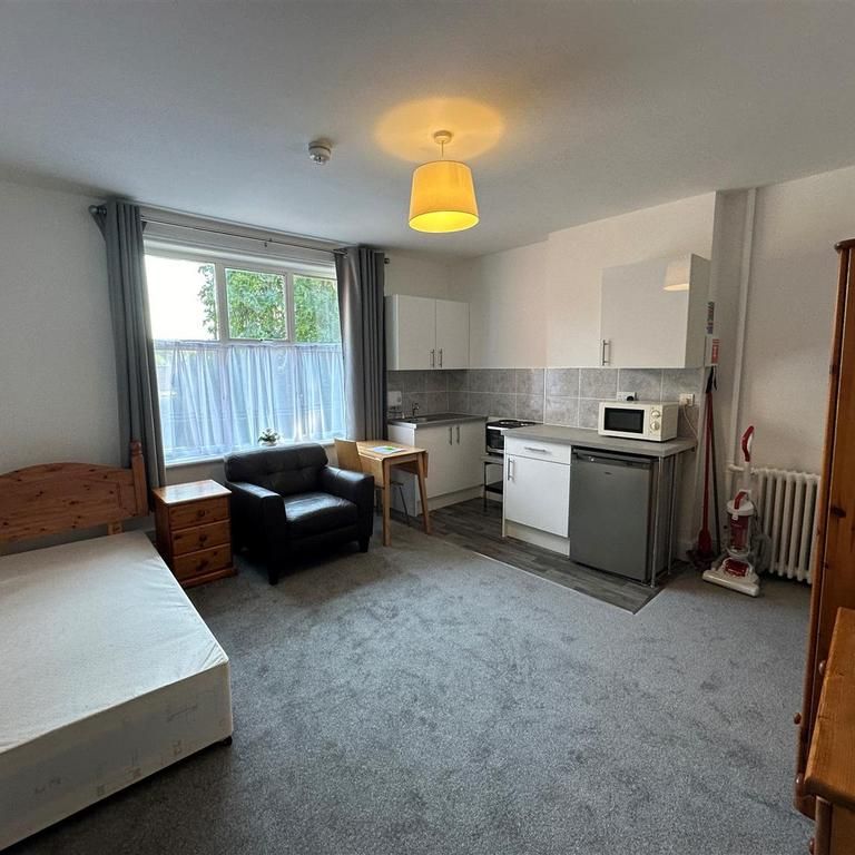 1 bedroom in a house share to rent - Photo 1