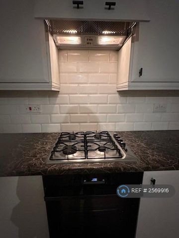 4 bedroom end of terrace house to rent - Photo 2