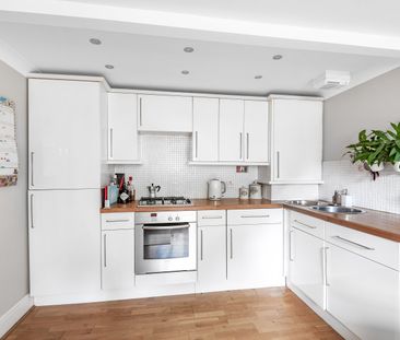 Flat to rent - Connaught Mews, London, SE18 - Photo 3