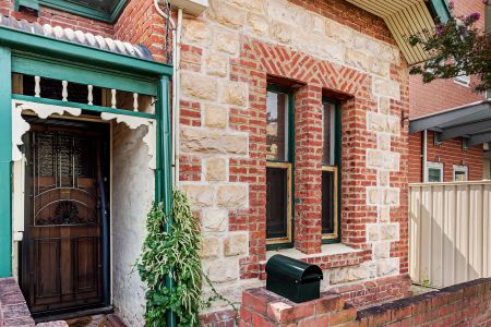 CHARACTER MAISONETTE JUST OFF HUTT STREET! - Photo 5