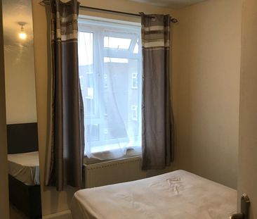 2 Bed Flat, Barking, IG11 - Photo 6