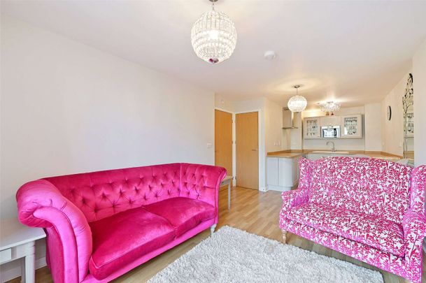 Outstanding Large One Bedroom Apartment | Premium Crescent Development | Harbour Views - Photo 1