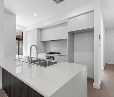 Impressive Near New 3 bedrooms 2 Bathrooms 2 living Area DOUBE GARAGE - Photo 4