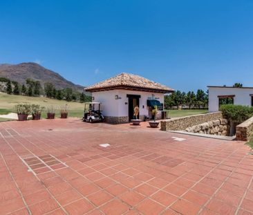 2 bedroom luxury Apartment for rent in Estepona, Andalusia - Photo 4