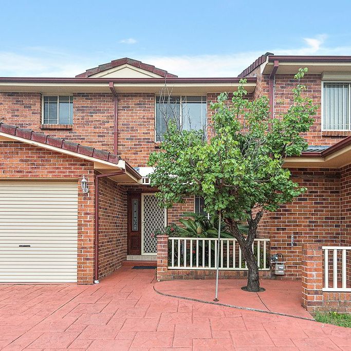 Freshly Updated Townhouse in a Highly Sought-After Figtree Location - Photo 1
