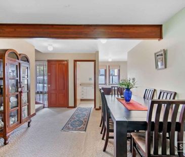 Townhouse in the heart of Windsor - Photo 2