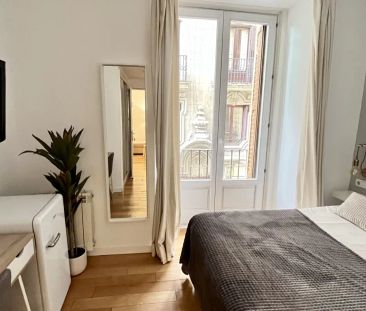 Chic room for rent in 6-bedroom apartment in Centro, Madrid - Foto 6