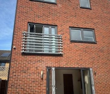 4 bedroom semi-detached house to rent - Photo 2