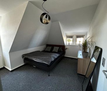 Sonnige Dachgeschosswohnung im villenartigen Wohnhaus - Photo 1