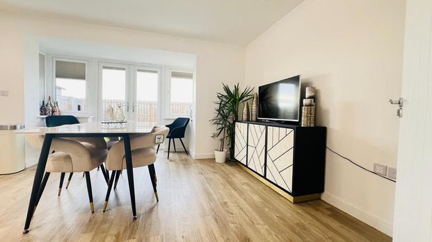 4 bedroom semi-detached house to rent - Photo 1