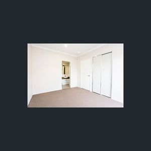 Large & Modern Unit w/ Private Courtyard in Top Location - Photo 2