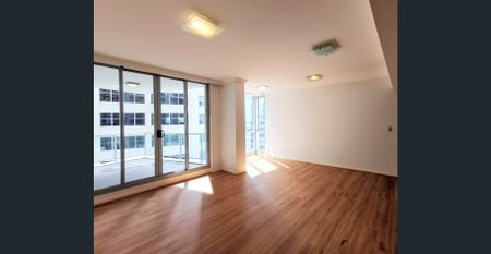 Spacious Two Bedroom Apartment - Photo 3