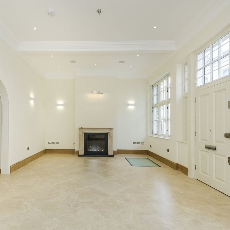 3 bedroom mews to rent - Photo 1