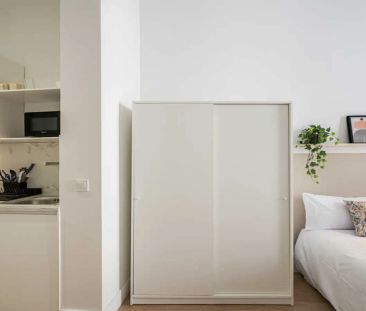 Room in a shared 16-bedroom apartment for rent in Sol, all bills included - Photo 3