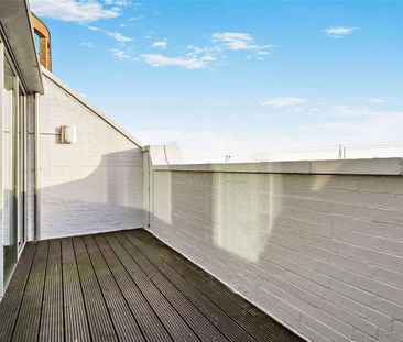 Luxury three bedroom duplex apartment a minute away from the station - Photo 5