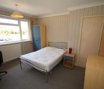 4 bedroom end of terrace house to rent - Photo 5