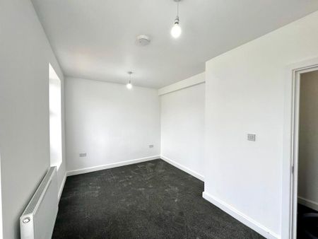 5 bedroom semi-detached house to rent - Photo 2
