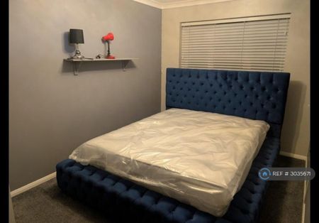 1 bedroom in a house share to rent - Photo 4