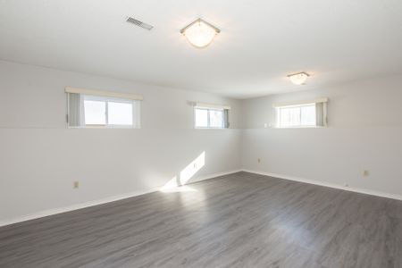 **ALL INCLUSIVE** Large 2 Bedroom Unit in Welland!! - Photo 4