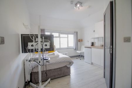 Studio Flat, Dollis Hill Lane, NW2 - Photo 2