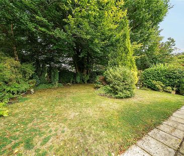 A well presented home with delightful gardens backing onto communal woodland - Photo 4