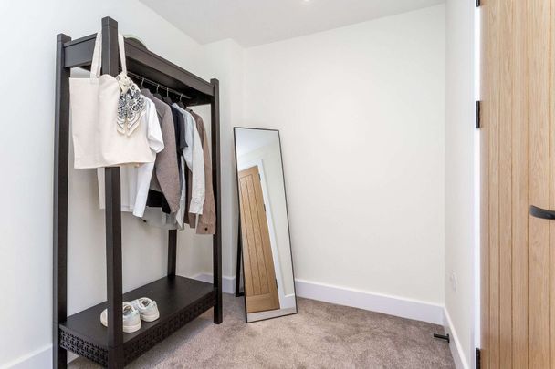 Beautifully refurbished, this impressive five-bedroom detached family home blends character with modern luxury. - Photo 1