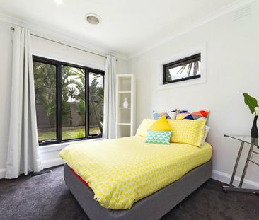 5 BEDROOM HOME WITH POOL - Photo 3