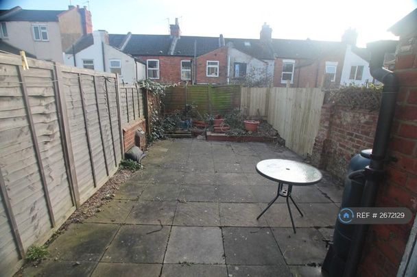 2 bedroom terraced house to rent - Photo 1