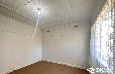 Ideal and Convenient Home in Sunshine - Photo 4