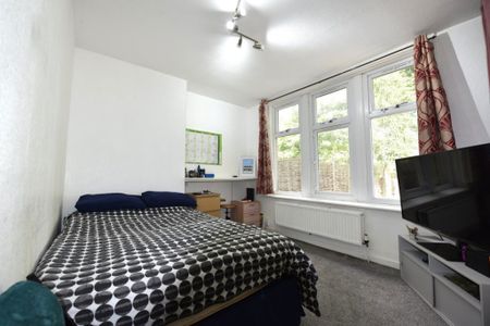 2 bedroom Flat in Otley Road, Leeds - Photo 4