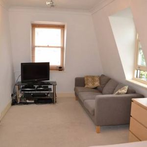 Two Bedroom Student Flat - Kentish Town - Photo 2