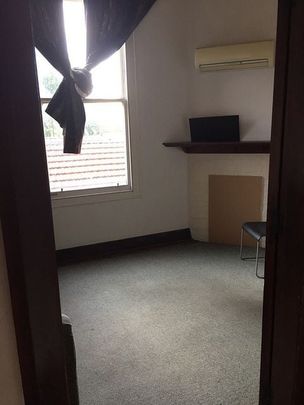 Centrally located flat to uni at a great price - Photo 1