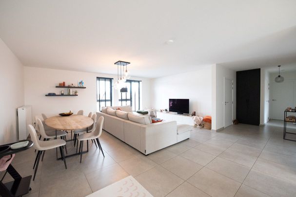 Topper! Ruim 3 gevel-appartement met ruim terras van 21,5 m² en parkeerplaats te Sint-Eloois-Vijve - Photo 1