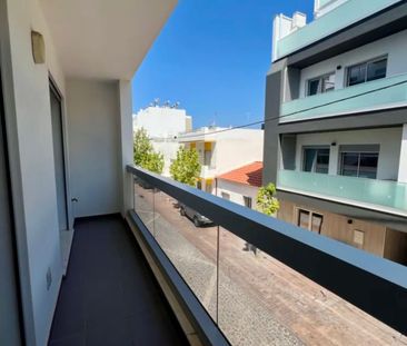 Apartamento T2 Mobilado com Elevador e Varandas - Photo 3
