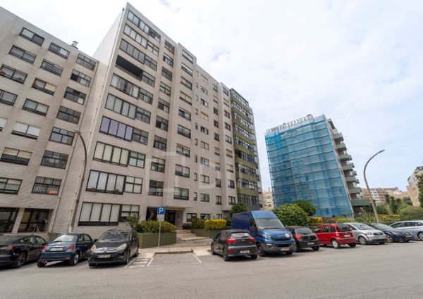 Apartamento T2 renovado para arrendar na Rua São João Bosco