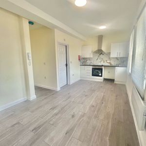 Studio Flat, Fore Street, N18 - Photo 2