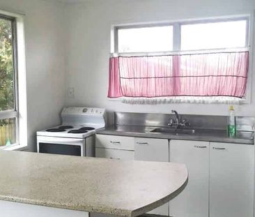 Spacious 3 bedroom home with sprawling back yard - Photo 2