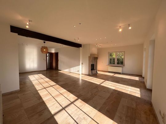 Unieke, ruime alleenstaande woning met 4 slaapkamers, tuin, carport en garagebox te Blankenberge - Photo 1