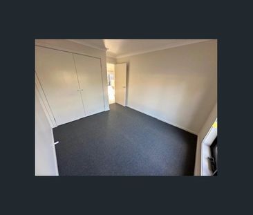 MODERN EXECUTIVE TOWNHOUSE! - Photo 4