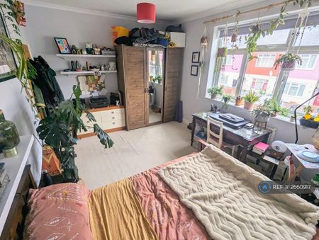 4 bedroom terraced house to rent - Photo 5