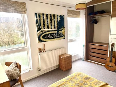 Large sunny double room overlooking the garden in Teddington. - Photo 5