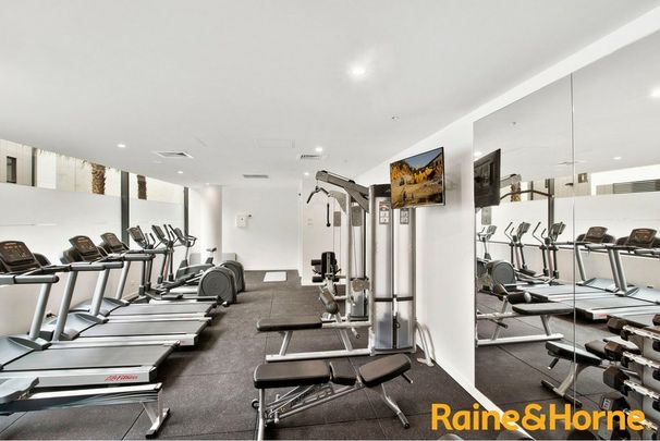 Sleek & Modern Apartment - Photo 1