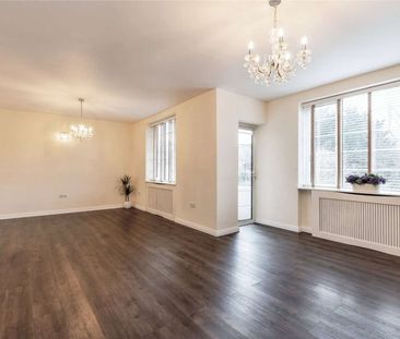 Excellent size 3 bedroom lateral flat, in a highly regarded develop... - Photo 6