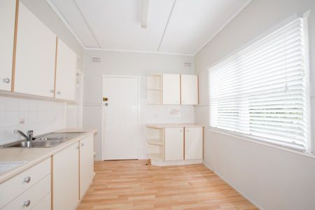 Charming 2 Bedroom Home in Sought After Warners Bay - Photo 3