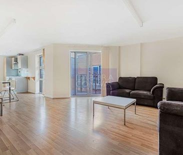 Queen Mary Avenue, South Woodford, E18 - Photo 2