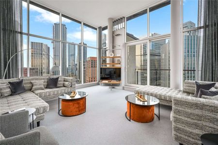 A Luxurious Three-Bedroom Penthouse in Canary Wharf, London, E14. - Photo 3