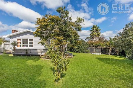 Spacious 4-Bedroom Home on a Big Fully-Fenced Sect - Photo 4