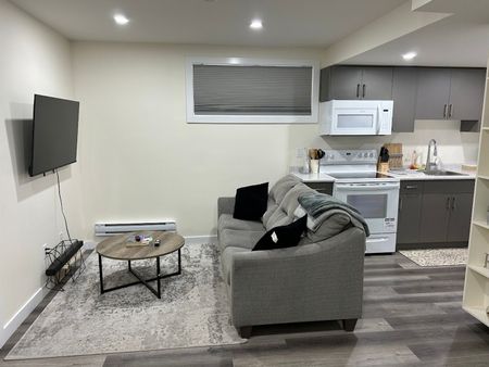 Kensington - FURNISHED 2 Bedroom Lower Unit - 156 Stromberg Cres - Photo 4