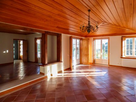 5-bedroom family home with pool - Photo 2