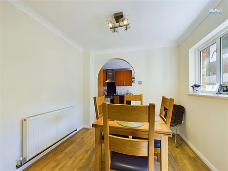 Spacious five bedroom detached house located in a popular residential area of Hove, offered to let un-furnished. Available 1st July 2024. - Photo 2